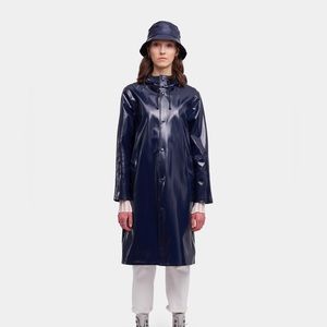 Stutterheim Stockholm Long Opal Raincoat
Navy - unworn with tags